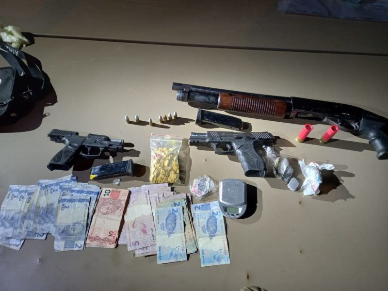 Armas, drogas e dinheiro foram encontradas na casa de uma das envolvidas no assalto – Foto: Divulga&ccedil;&atilde;o/PMSC/ND