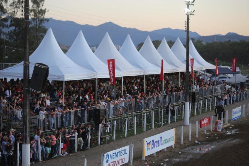 Full grandstand on the last day of the 49th National Rodeo CTG Os Praianos