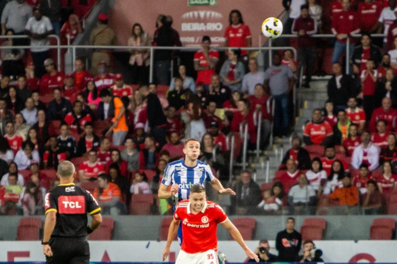 Arthur Chaves e Alem&atilde;o travaram “duelo” na parttida – Foto: Beno Kuster / Ava&iacute; FC