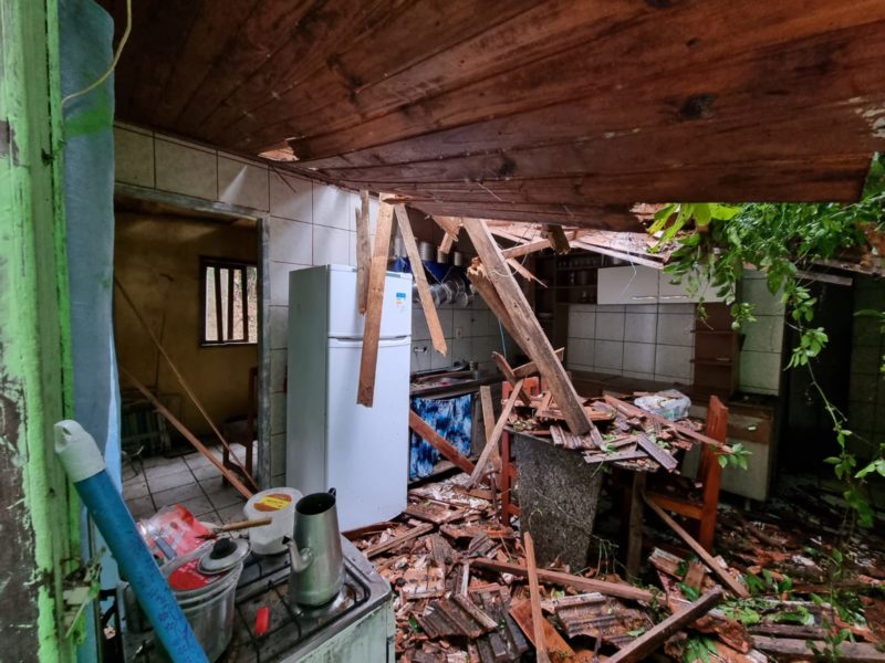 Im&oacute;vel foi interditado pela Defesa Civil – Foto: Kelly Borges/NDTV