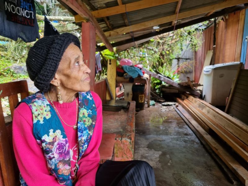 Na varanda, dona Maria mal consegue olhar para a casa destru&iacute;da – Foto: Kelly Borges/NDTV