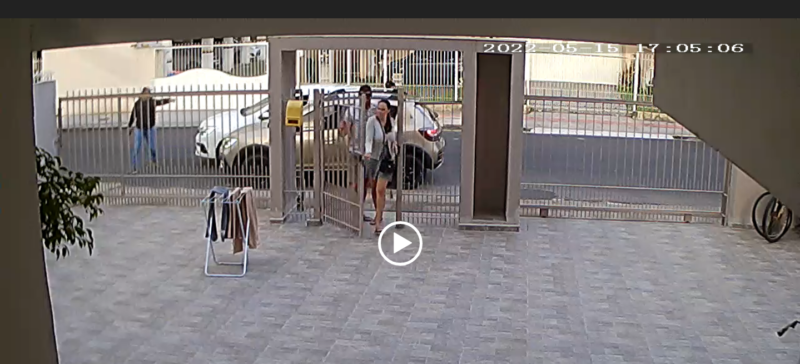 C&acirc;mera do pr&eacute;dio onde desceram dois passageiros registrou a&ccedil;&atilde;o dos assaltantes – Foto: Divulga&ccedil;&atilde;o/ND