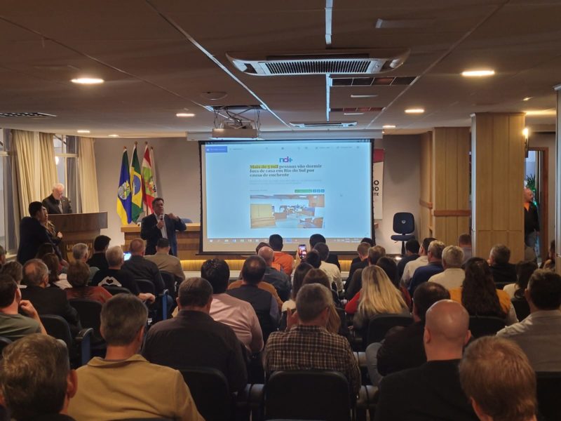 Deputado Ivan Naatz mostrou registros da imprensa com estragos da enchente – Foto: Kelley Alves/ND