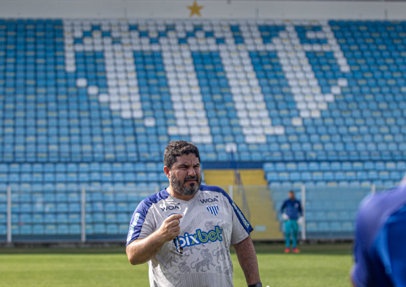 Eduardo Barroca durante treino do Avaí