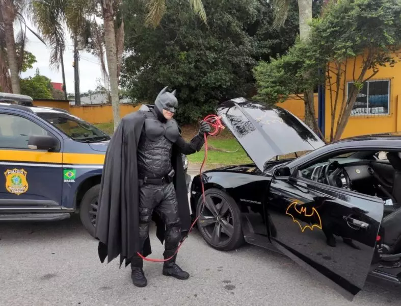Batman pedindo socorro aos policiais rodoviários, cena que chamou atenção na BR-101 em Biguaçu. &#8211; Foto: Reds Sociais