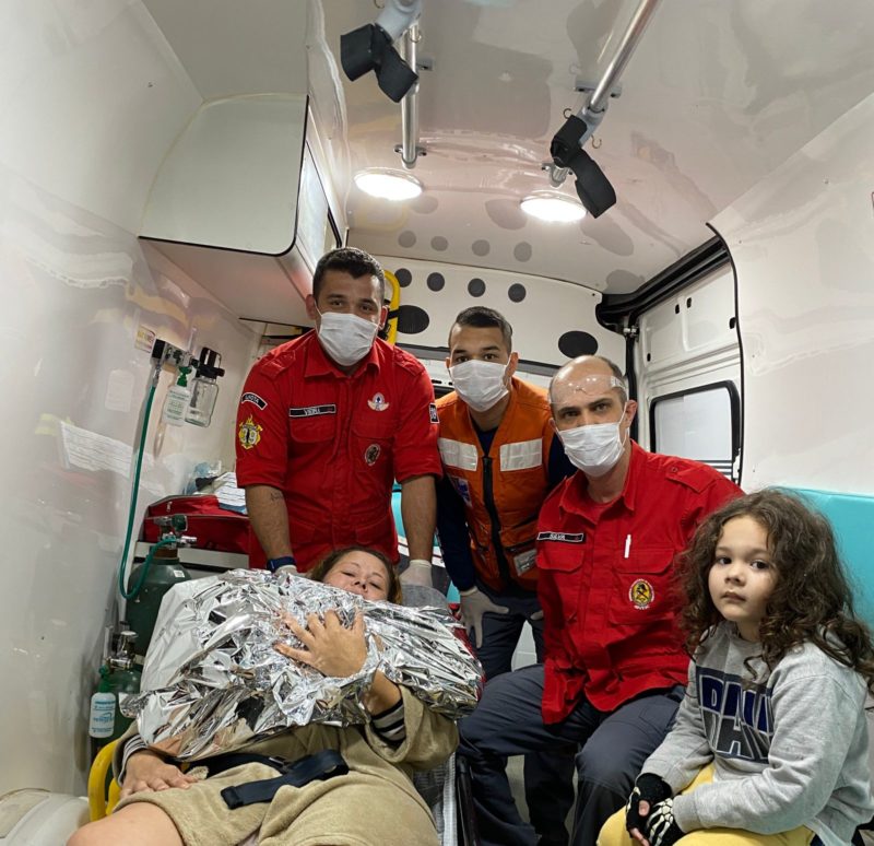 Mam&atilde;e e beb&ecirc; passam bem. – Foto: Corpo de Bombeiros Volunt&aacute;rios de Ilhota/ND