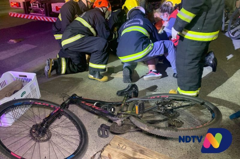 Mulher precisou passar por procedimento cir&uacute;rgico para retirar parte de bicicleta que ficou cravada na perna – Foto: Ricardo Alves/NDTV