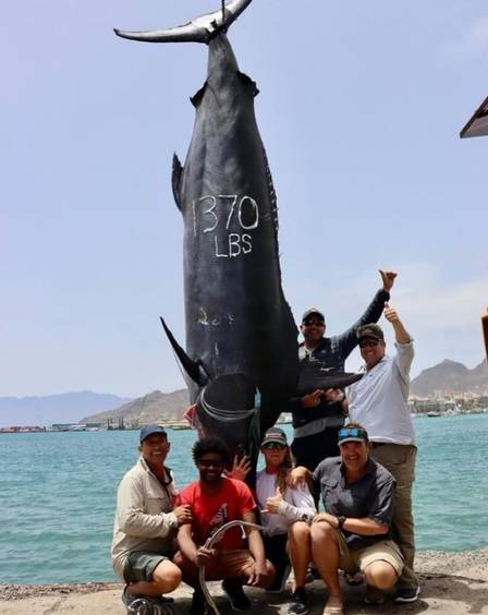 Amigos posam orgulhosos ao lado de 