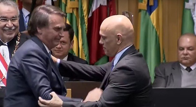 Bolsonaro quebrou o gelo e cumprimentou Alexandre de Moraes &#8211; Foto: Reprodução/TV Brasil/ND