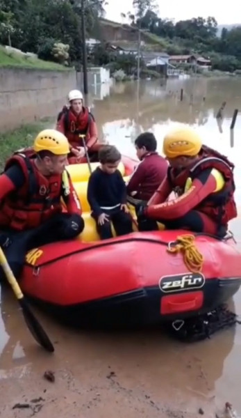 Os bombeiros se emocionaram com a esperan&ccedil;a e f&eacute; retransmitida por dois garotos. – Foto: Divulga&ccedil;&atilde;o
