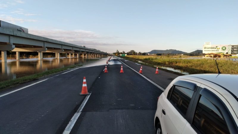 O trecho interditado na BR-101 Sul fica no sentido sul-norte e tem desvio no mesmo local. – Foto: Divulga&ccedil;&atilde;o – CCR