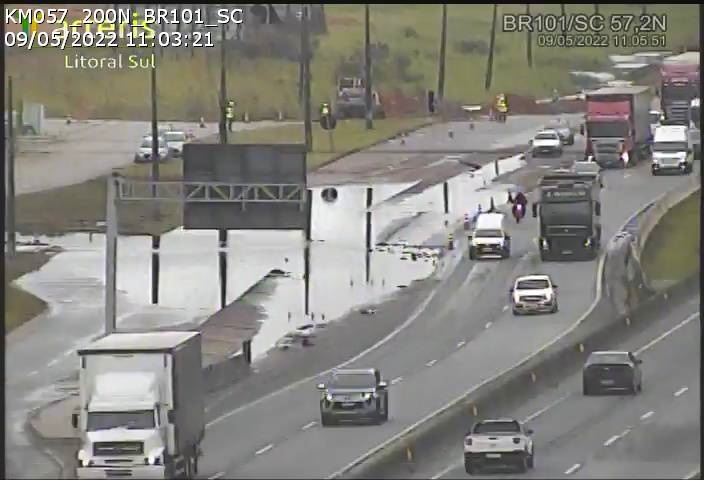 C&acirc;meras da Arteris Litoral Sul mostram reten&ccedil;&atilde;o no fim da manh&atilde; desta segunda-feira (9) – Foto: Reprodu&ccedil;&atilde;o/ND