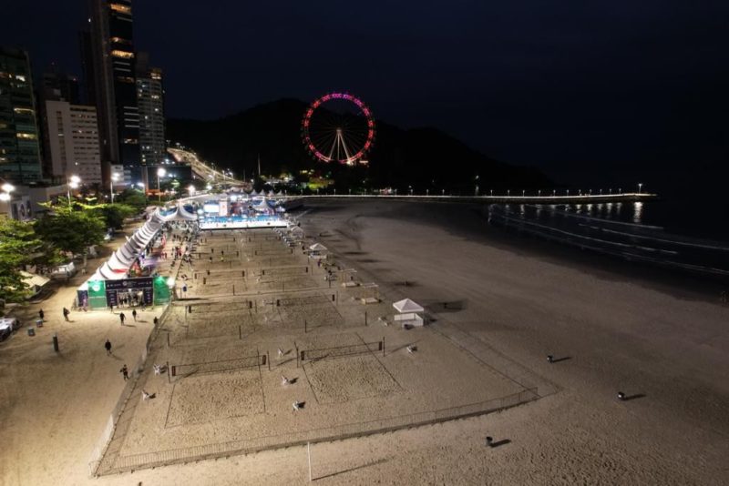 Um fim de semana diferente e de muito beach tennis, movimentou as areias de Balne&aacute;rio Cambori&uacute; – Foto: divulga&ccedil;&atilde;o FCT
