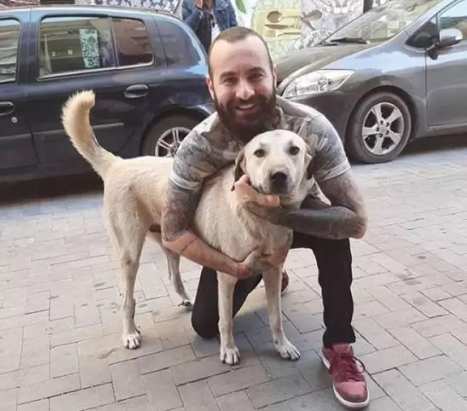 Homem &eacute; flagrado dan&ccedil;ando com cachorro – Foto: Reprodu&ccedil;&atilde;o Metin Can Şener/Divulga&ccedil;&atilde;o ND
