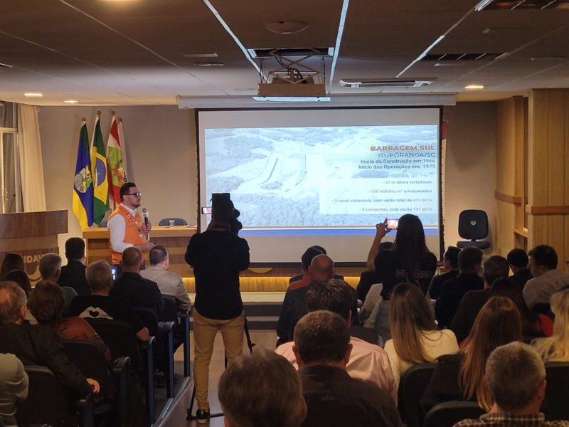 Durante audi&ecirc;ncia p&uacute;blica, secret&aacute;rio mostrou caracter&iacute;sticas da barragem de Ituporanga – Foto: Kelley Alves/ND