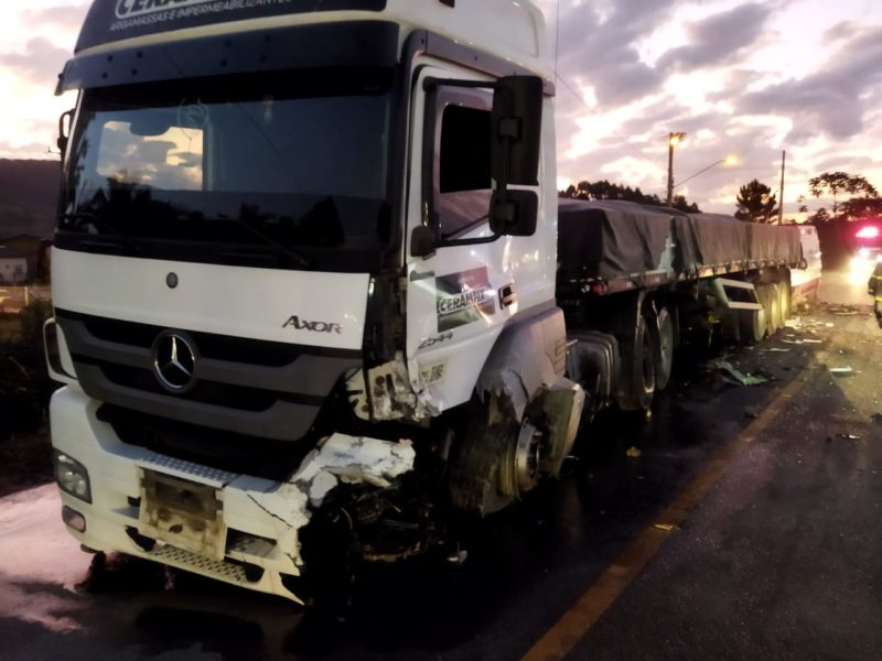 Caminhão teve danos materiais, mas motorista passa bem &#8211; Foto: CBMSC/Divulgação/ND