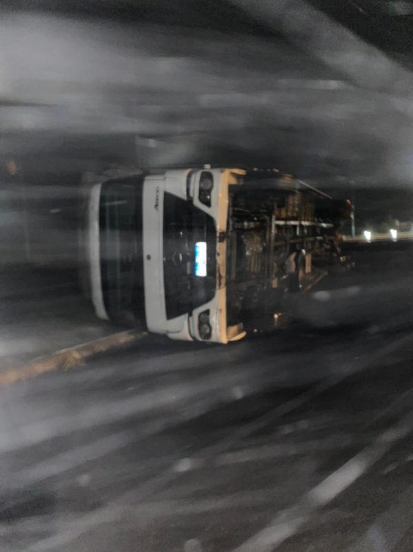 For&ccedil;a do vento derrubou caminh&atilde;o na Serra do Rio do Rastro – Foto: PMRv/Divulga&ccedil;&atilde;o/ND