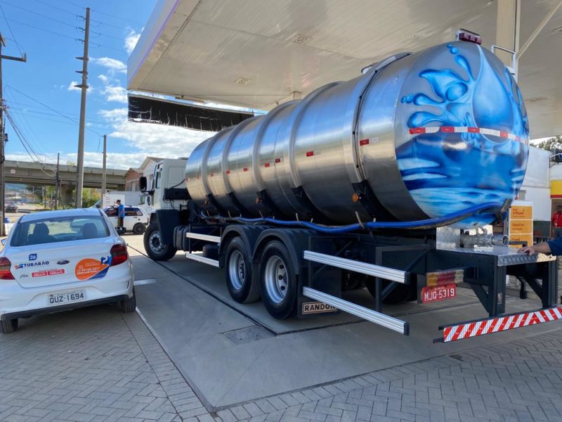 Dois caminh&otilde;es pipa ser&atilde;o usados para levar &aacute;gua pot&aacute;vel &agrave; popula&ccedil;&atilde;o atingida pelo rompimento de adutora do sistema da Tubar&atilde;o Saneamento. – Foto: Divulga&ccedil;&atilde;o