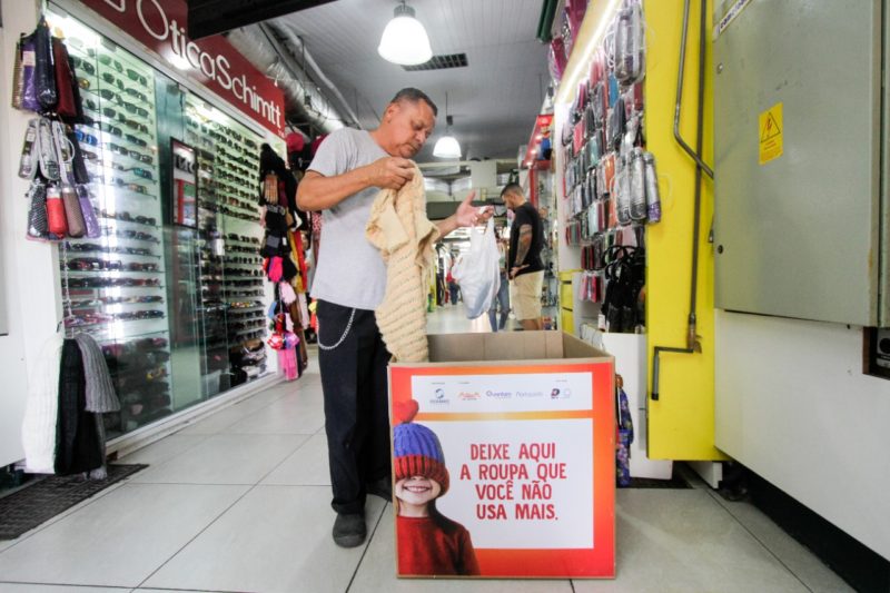 Rosivaldo Santarosa participando da Campanha do Agasalho, em Florianópolis &#8211; Leo Munhoz/ND