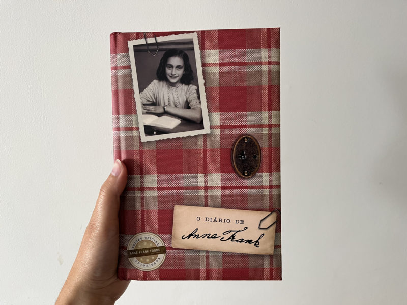 Capa de &#8220;O diário de Anne Frank&#8221;, edição oficial autorizada da Record &#8211; Foto: Pâmela Schreiner/ND