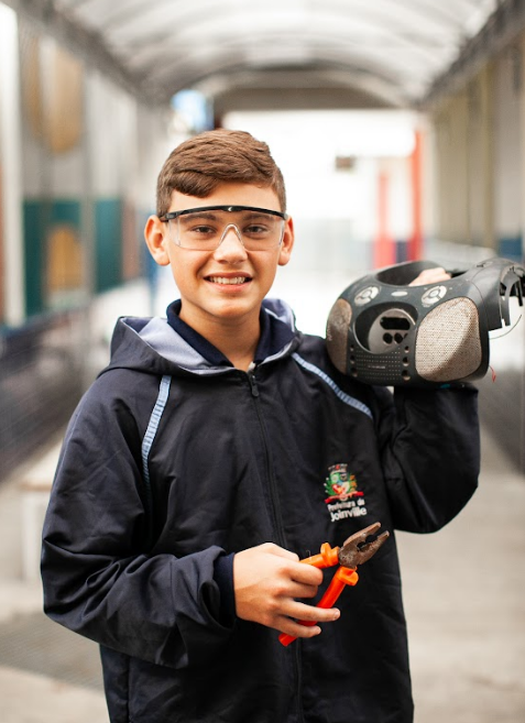 Aluno aproveita o clube de robótica para aprender sobre lixo eletrônico