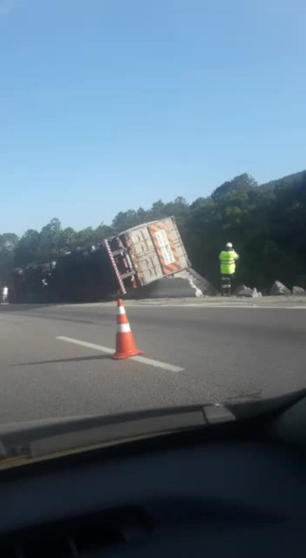 Carreta capotou próximo à base da Polícia Rodoviária Federal, em Biguaçu – Foto: Divulgação/ND