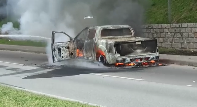 Carro pega fogo em BR-101 – Foto: Divulga&ccedil;&atilde;o/ND