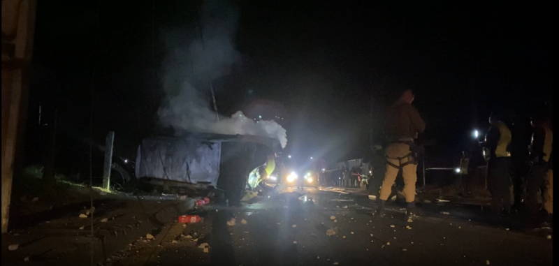 Carro bateu em poste e pegou fogo, motorista morreu carbonizado &#8211; Foto: Vip Social/Reprodução