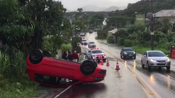 Motorista perdeu a dire&ccedil;&atilde;o do ve&iacute;culo e capotou – Foto: GMF/Divulga&ccedil;&atilde;o/ND