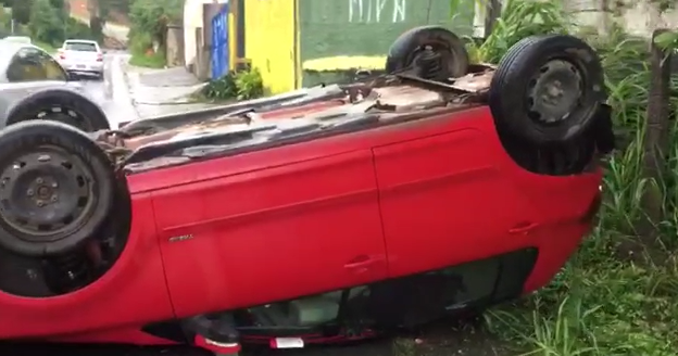 Motorista passa bem, com apenas danos materiais. Caroneira precisou ser levada &agrave; um hospital pr&oacute;ximo – Foto: GMF/Divulga&ccedil;&atilde;o/ND