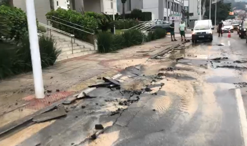Rompimento de uma adutora no dia 27 de maio no bairro Itacorubi, em Florian&oacute;polis, que causou transtornos no tr&acirc;nsito e desabastecimento de &aacute;gua na regi&atilde;o – Foto: GMF/Divulga&ccedil;&atilde;o/ND