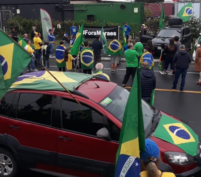 Com faixas de “Fora Moraes” a carreata e concentra&ccedil;&atilde;o no Parque das Na&ccedil;&otilde;es levou muita gente &agrave; rua neste domingo, apesar da chuva. – Foto: Lucas Campos