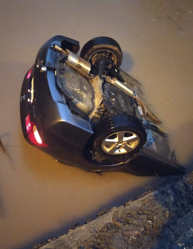 Casal morreu ap&oacute;s ve&iacute;culo sair da pista e cair em rio de Ituporanga – Foto: Divulga&ccedil;&atilde;o/BBM/ND