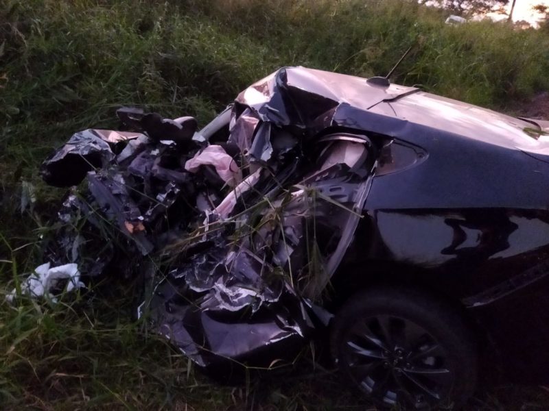 Automóvel ficou completamente destruído após colisão frontal &#8211; Foto: Divulgação/CBMSC/ND