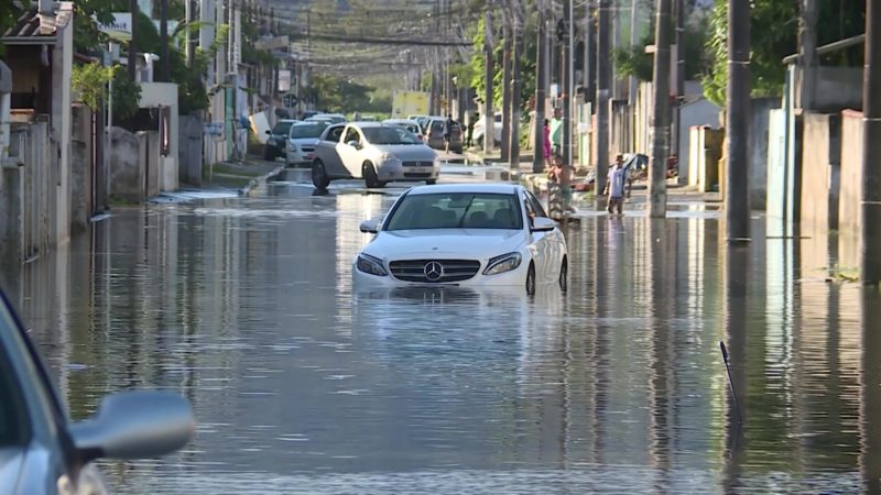 Motorista abandona carro de luxo no meio de rua alagada em Itaja&iacute; – Foto: Jader Liberal/NDTV