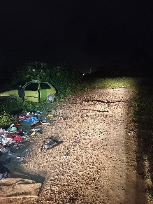 Carro estava escondido em um matagal no bairro Cordeiros – Foto: Pol&iacute;cia Militar/Divulga&ccedil;&atilde;o