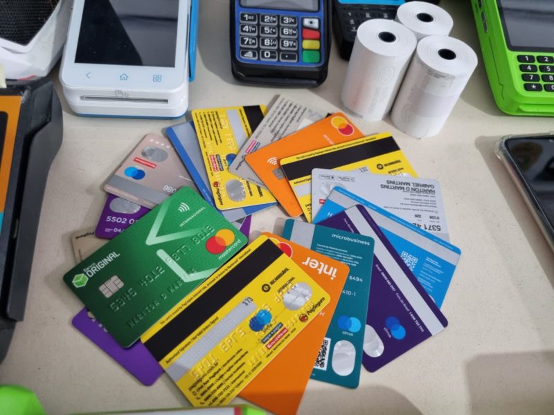 Golpes no cart&atilde;o: Cart&otilde;es com nomes diferentes foram apreendidos nas casas dos suspeitos – Foto: Divulga&ccedil;&atilde;o/ND