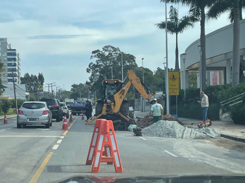 Usu&aacute;rio da rodovia declaram-se irritados com a interrup&ccedil;&atilde;o da mesma obra – Foto: Moacir Pereira
