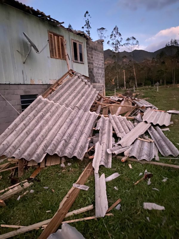 Fortes ventos destelharam casas no Sul de SC – Foto: Divulga&ccedil;&atilde;o/ND