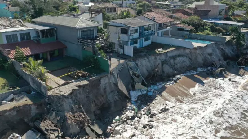 Em 2021, 14 casas foram atingidas e 11 precisaram ser interditadas após ressaca no mar &#8211; Foto: Carlos Bortolotti/Divulgação/ND