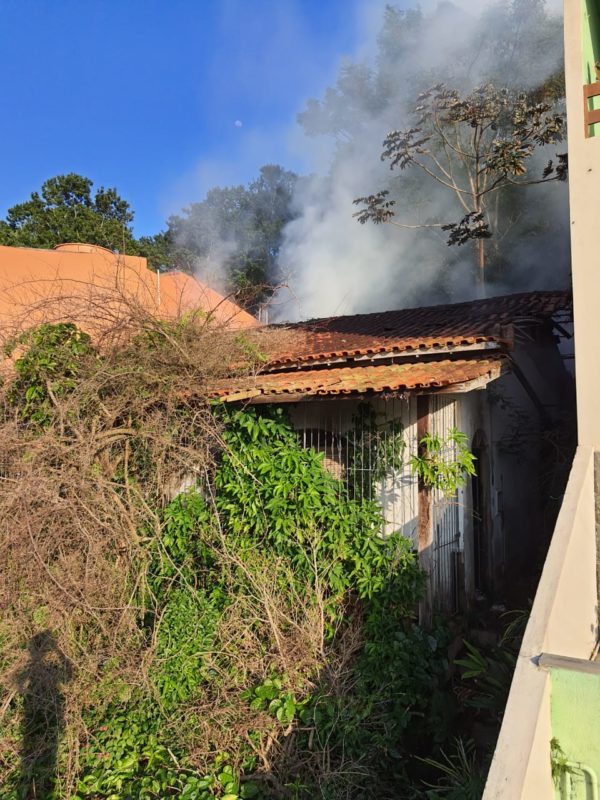 O fogo na residência, que está abandonada há alguns anos, ainda não teve a origem descoberta – Foto: CBMSC/Divulgação/ND