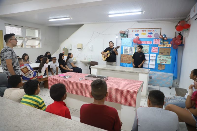 Serviço da Prefeitura da Capital conta com oficinas de teatro, xadrez, capoeira, música e aulas de reforço no horário contrário ao escolar – Foto: Divulgação/CCFV Agronômica