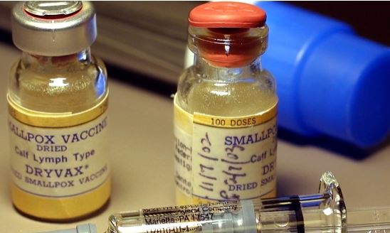Vacina de doen&ccedil;a erradicada nos anos 80, pode representar prote&ccedil;&atilde;o contra var&iacute;ola do macaco – Foto: CDC/Divulga&ccedil;&atilde;o/ND