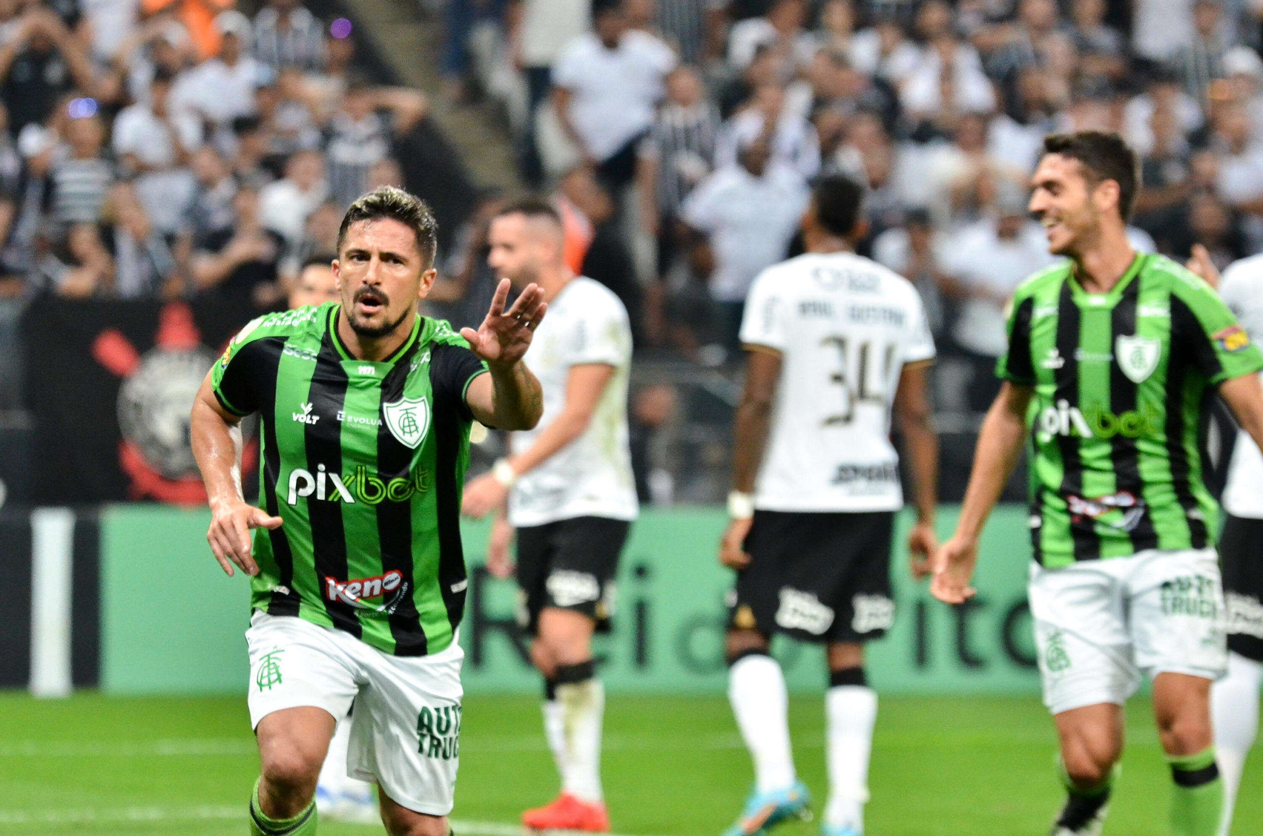 Corinthians para no goleiro do América-MG, falha na defesa e é