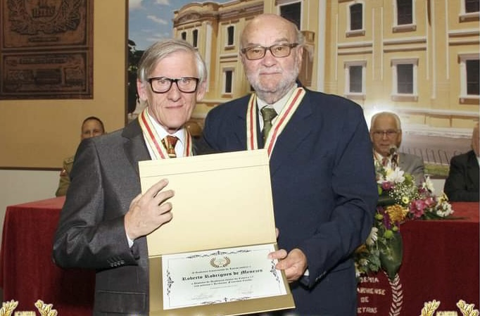 Poeta Artêmio Zanon entrega diploma ao novo imortal da Academia &#8211; Foto: Fátima Damasceno