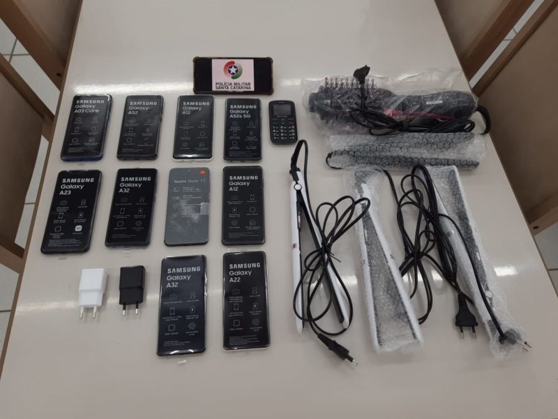 Celulares e outros objetos roubados foram recuperados pela pol&iacute;cia – Foto: Pol&iacute;cia Militar de Araquari