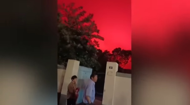 Moradores olham assustados para o c&eacute;u avermelhado em cidade chinesa – Foto: Reprodu&ccedil;&atilde;o/Internet/ND