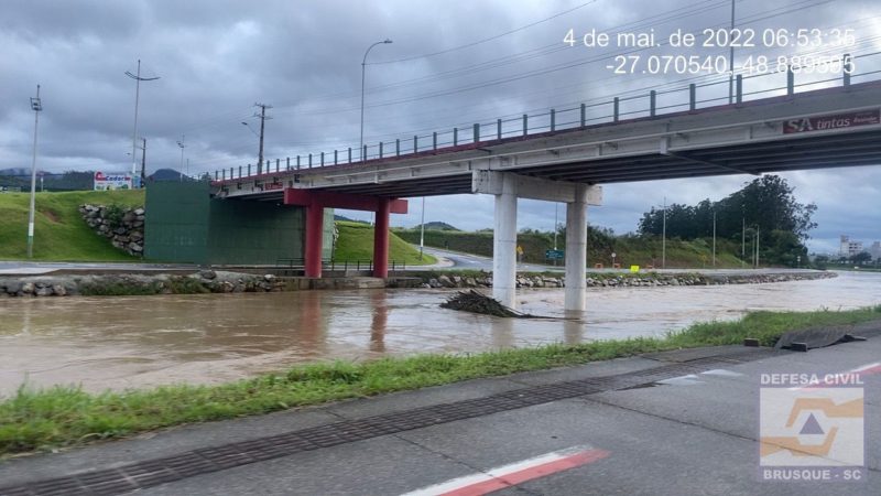 Rio Itaja&iacute; Mirim saiu da calha e alagou alguns pontos da de Brusque – Foto: Defesa Civil de Brusque/Divulga&ccedil;&atilde;o