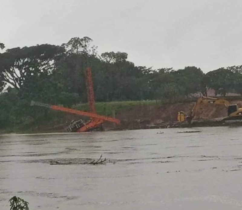 Máquina é engolida pelo Rio Tubarão – Foto: Divulgação/ND