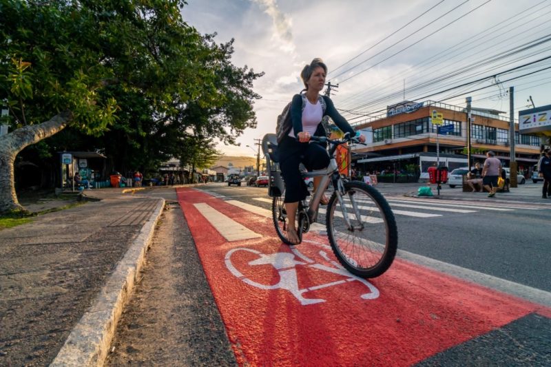 Na avenida das Rendeiras, são realizadas obras para a implantação de 1,99 Km de ciclovia &#8211; Foto: PMF/Divulgação/ND